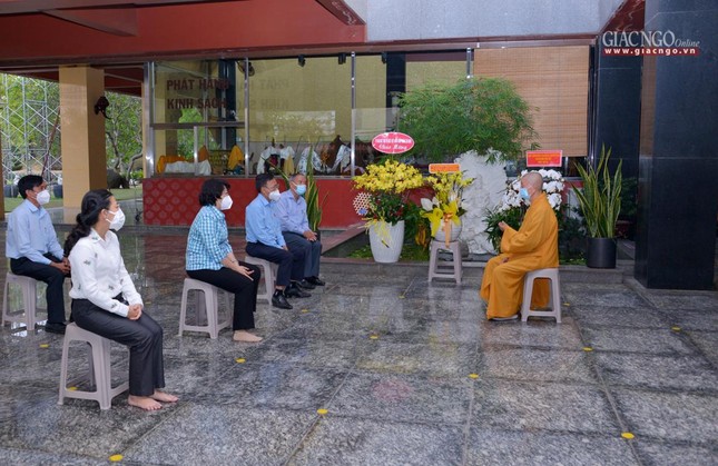 Quang cảnh buổi viếng thăm tại chùa Huê Nghiêm Quang cảnh buổi viếng thăm tại chùa Huê Nghiêm