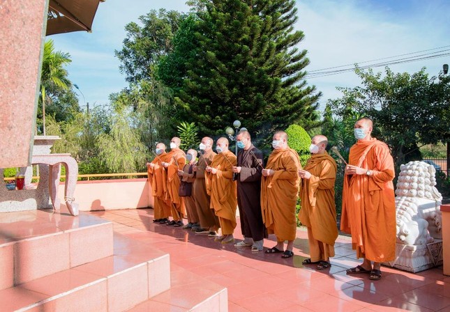 Chư tôn đức Tăng, Ni thành kính dâng hương Chư tôn đức Tăng, Ni thành kính dâng hương