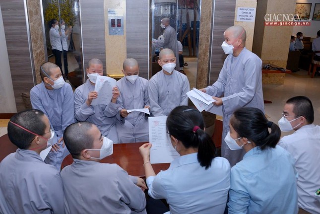 Nhóm tình nguyện viên Phật giáo sau 3 tháng phục vụ đã xét nghiệm Covid-19 âm tính trở về cơ sở nội trú tiếp tục học tập