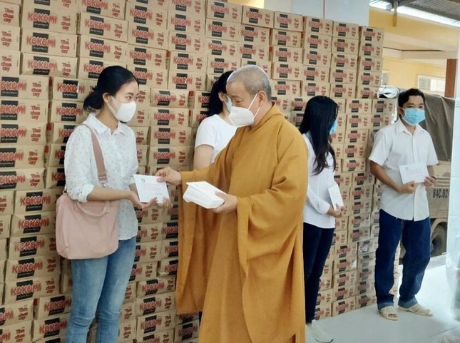 Hòa thượng Thích Trí Minh trao tặng học bổng cho sinh viên Trường Đại học Trà Vinh