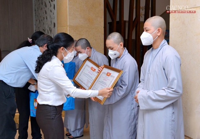 Bà Phan Kiều Thanh Hương trao Bằng khen của Ủy ban MTTQVN TP.HCM đến tình nguyện viên Phật giáo