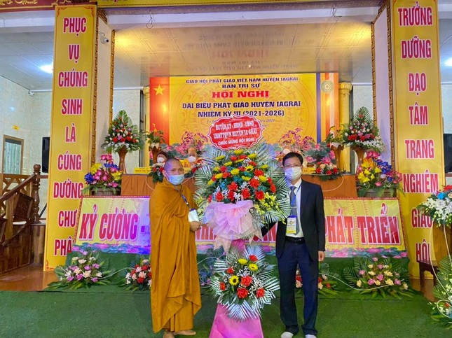 Lãnh đạo huyện Ia Grai tặng hoa chúc mừng hội nghị