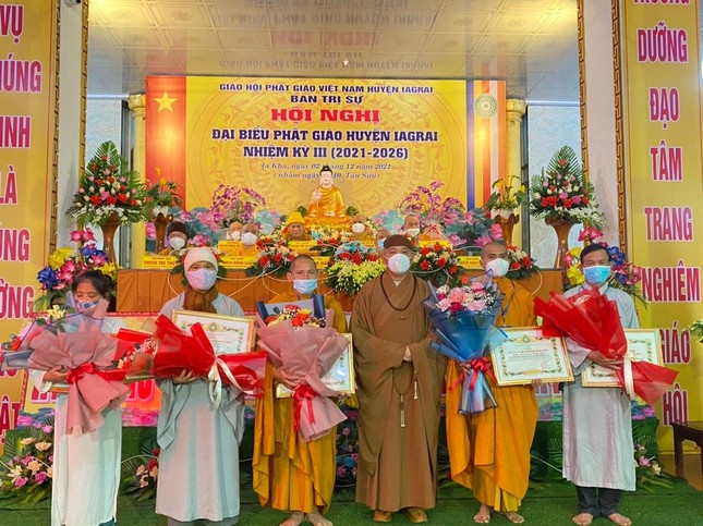 Tập thể, cá nhân nhận Bằng tuyên dương công đức