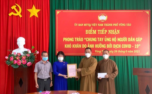 Bà Mai Ngọc Oanh trao thư cảm ơn đến Ban Trị sự Phật giáo TP.Vũng Tàu