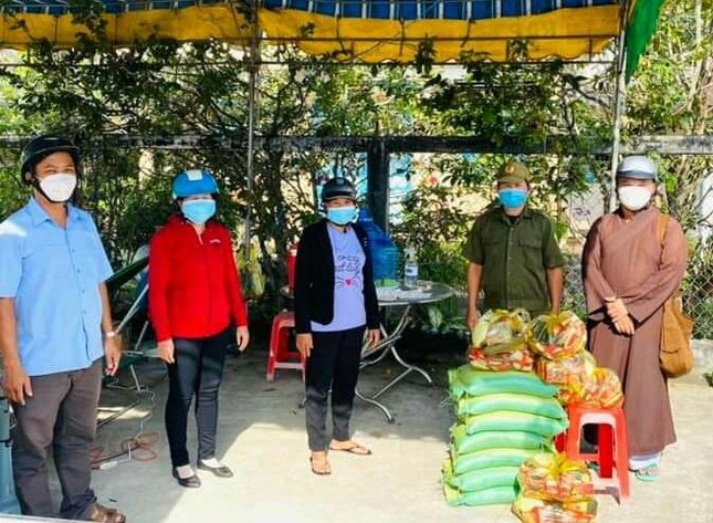 Đại đức Thích Thiện Phước trao quà tại xã Hòa Lợi Đại đức Thích Thiện Phước trao quà tại xã Hòa Lợi