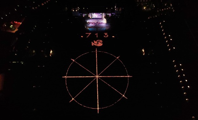 15 ngàn ngọn nến được kết thành các biểu tượng 15 ngàn ngọn nến được kết thành các biểu tượng