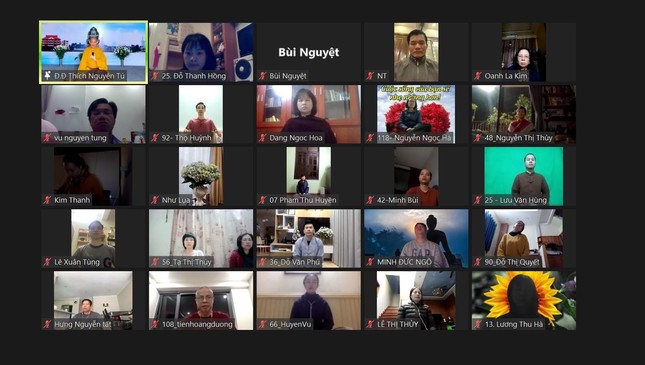 Các học viên tham dự khóa thiền trên nền tảng trực tuyến zoom Các học viên tham dự khóa thiền trên nền tảng trực tuyến zoom