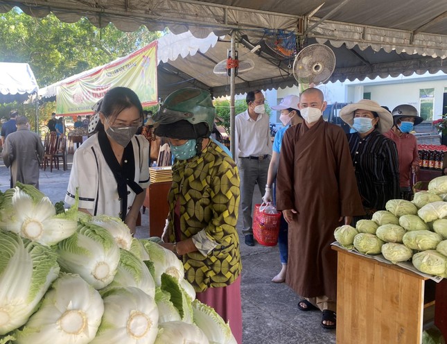 Người dân nhận nhu yếu phẩm tại phiên chợ 0 đồng Người dân nhận nhu yếu phẩm tại phiên chợ 0 đồng