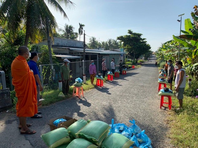 Đại đức Thạch Sa Thanh hỗ trợ gạo, nhu yếu phẩm cho bà con trong khu vực phong tỏa phòng, chống dịch bệnh Đại đức Thạch Sa Thanh hỗ trợ gạo, nhu yếu phẩm cho bà con trong khu vực phong tỏa phòng, chống dịch bệnh