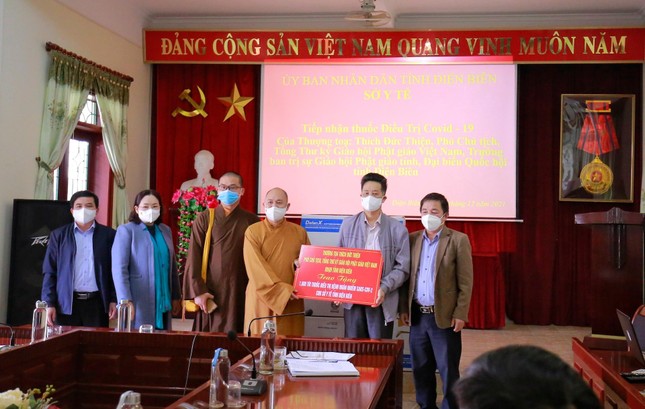 Thượng tọa Thích Đức Thiện trao tặng 1.000 túi thuốc điều trị cho bệnh nhân nhiễm Covid-19 trên địa bàn tỉnh Điện Biên Thượng tọa Thích Đức Thiện trao tặng 1.000 túi thuốc điều trị cho bệnh nhân nhiễm Covid-19 trên địa bàn tỉnh Điện Biên