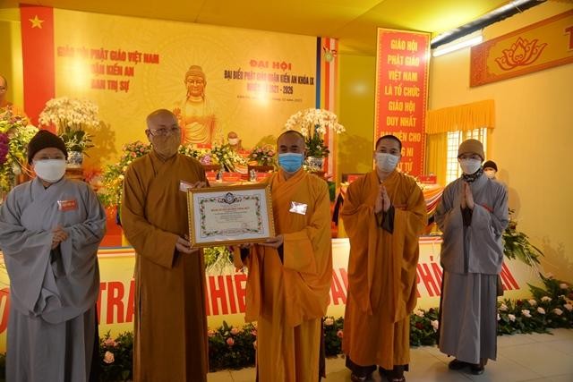 Tập thể, cá nhân nhận Bằng tuyên dương công đức