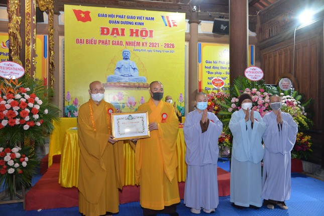 Tập thể Ban Trị sự Phật giáo quận Dương Kinh nhận Bằng tuyên dương công đức