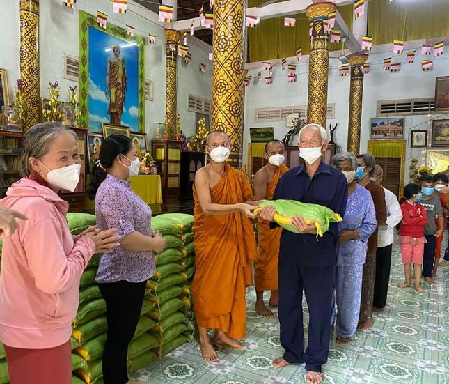 Thượng tọa Sơn Ngọc Huynh tặng quà đến người dân khó khăn tại xã Trung Thành