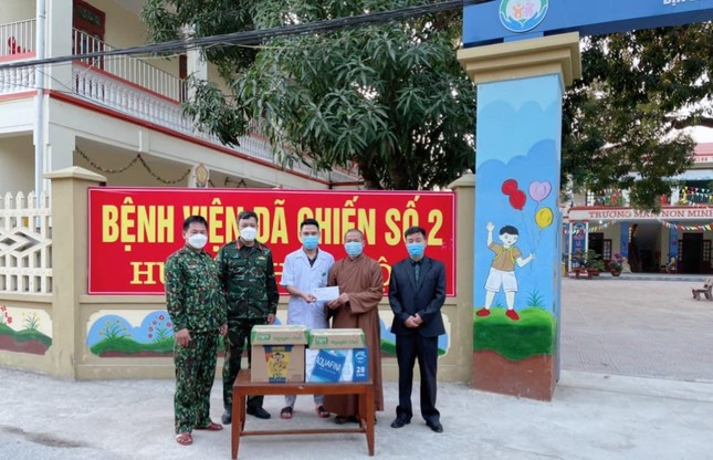 Đại đức Thích Thanh Đạt tặng quà tại Bệnh viện Dã chiến số 2 (Trường Mầm non Minh Lộc) Đại đức Thích Thanh Đạt tặng quà tại Bệnh viện Dã chiến số 2 (Trường Mầm non Minh Lộc)