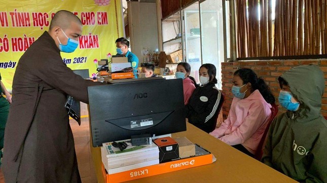 Bộ máy tính là món quà vô cùng thiết thực giúp các em có thể học trực tuyến có hiệu quả