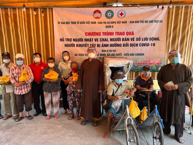 Hòa thượng Thích Chơn Tịnh và Thượng tọa Thích Huệ Công tận tay trao quà đến người dân Hòa thượng Thích Chơn Tịnh và Thượng tọa Thích Huệ Công tận tay trao quà đến người dân