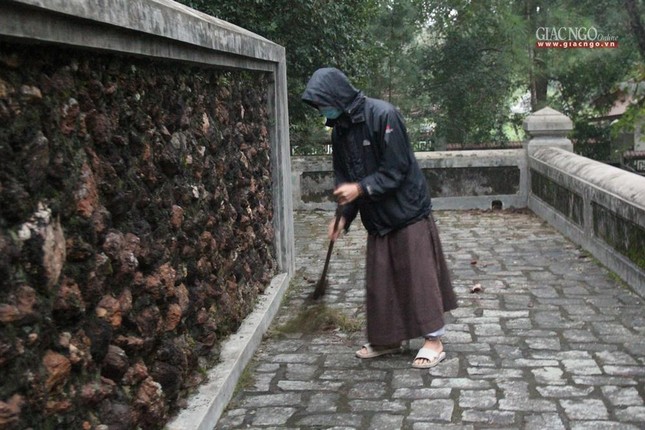 Từ sáng sớm Tăng Ni, Phật tử vân tập núi Thiên Thai để tảo tháp Từ sáng sớm Tăng Ni, Phật tử vân tập núi Thiên Thai để tảo tháp