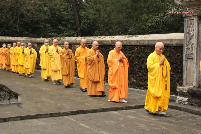 Chư tôn đức thành kính nhiễu bảo tháp Chư tôn đức thành kính nhiễu bảo tháp