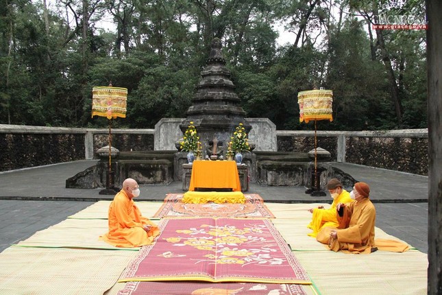 Chư tôn Hòa thượng quây quần bên Tổ sư Chư tôn Hòa thượng quây quần bên Tổ sư