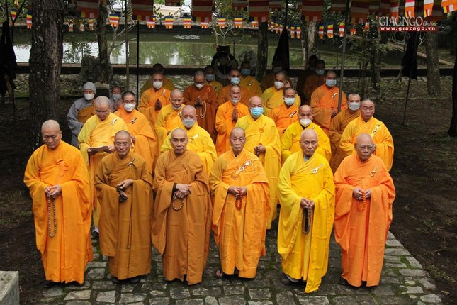 Đối trước tháp Tổ lắng nghe tiểu sử và hành trạng Tổ sư - bậc khai sáng dòng thiền Liễu Quán Đối trước tháp Tổ lắng nghe tiểu sử và hành trạng Tổ sư - bậc khai sáng dòng thiền Liễu Quán