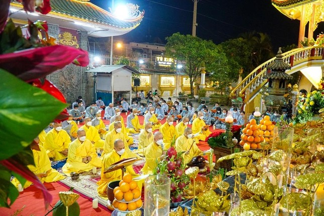 Phúng tụng kinh A Di Đà cúng dường Đức Từ Phụ