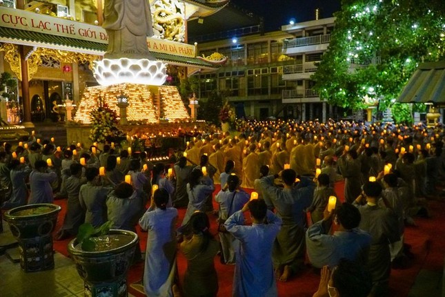 Những ngọn nến tượng trưng cho bi, trí, dũng