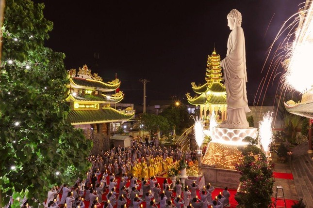Không gian lung linh thắp sáng hoa đăng kỷ niệm khánh vía Đức Phật A Di Đà trong khuôn viên chùa Vạn Đức