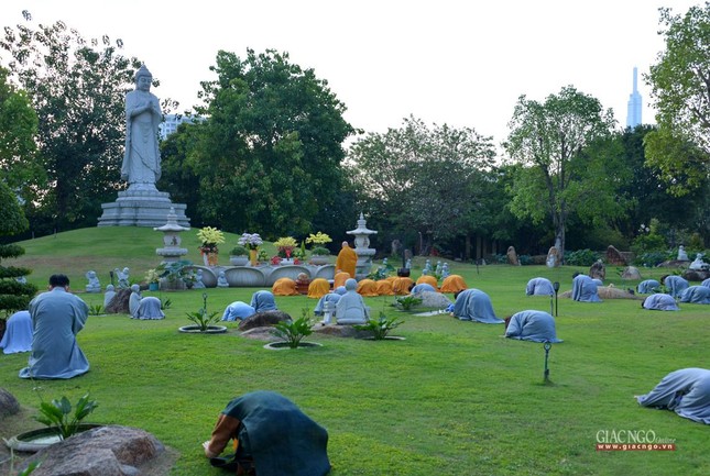 Lễ bái tôn tượng Đức Phật A Di Đà theo 48 lời nguyện của ngài