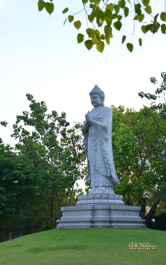 Tôn tượng Đức Phật A Di Đà tại chùa Huê Nghiêm