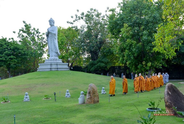 Chư Tăng cùng Phật tử tuần tự nhiễu 3 vòng quanh tôn tượng Đức Phật A Di Đà