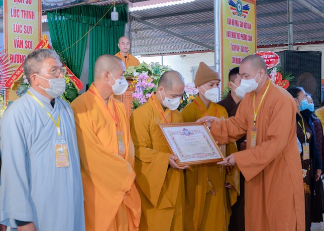 Thượng tọa Thích Tâm Đức trao Bằng tuyên dương công đức tới tập thể, cá nhân xuất sắc