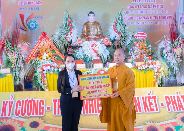 Ban Trị sự Phật giáo huyện Đông Sơn trao kinh phí hỗ trợ xây dựng nhà Đại đoàn kết