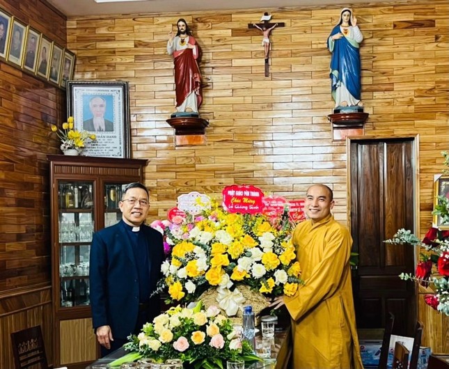 Đại đức Thích Tuệ Minh tặng hoa chúc mừng lễ Giáng sinh tại giáo xứ Lâm Xuyên Đại đức Thích Tuệ Minh tặng hoa chúc mừng lễ Giáng sinh tại giáo xứ Lâm Xuyên