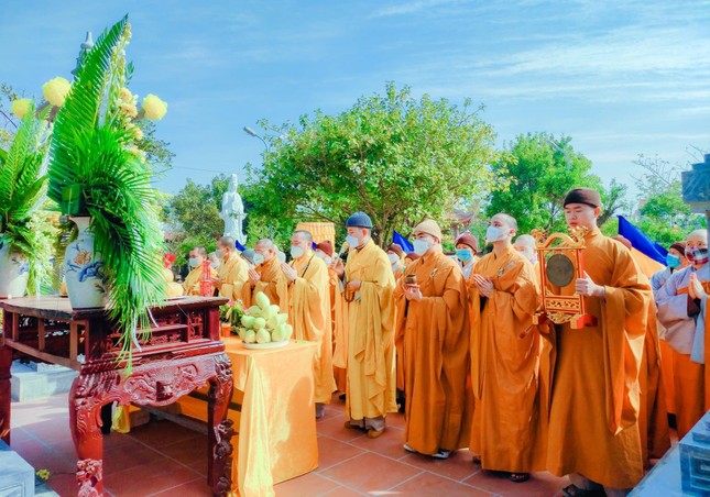 Chư tôn đức niêm hương tưởng niệm trước bảo tháp cố Hòa thượng Thích Thanh Bình