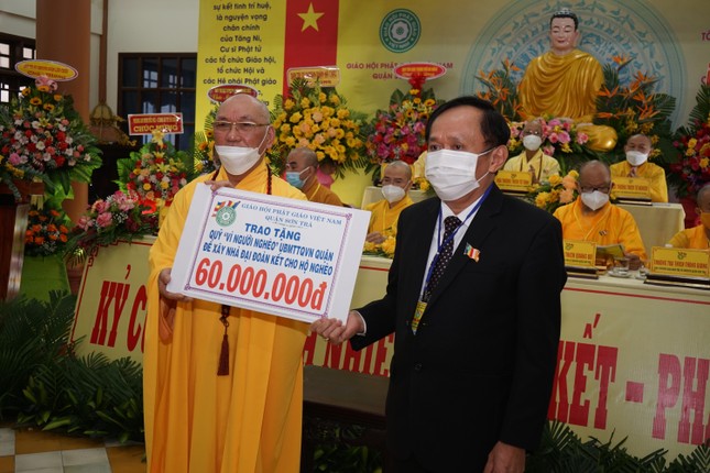 Hòa thượng Thích Trí Viên trao tặng quỹ &quot;Vì người nghèo&quot; của quận Sơn Trà số tiền 60 triệu đồng