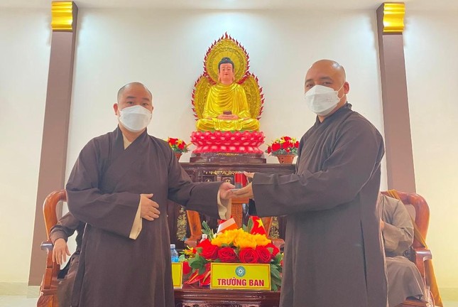 Đại đức Thích Đồng An trao khuôn dấu đến Chánh Thư ký Ban Trị sự Phật giáo huyện Quế Sơn Đại đức Thích Đồng An trao khuôn dấu đến Chánh Thư ký Ban Trị sự Phật giáo huyện Quế Sơn