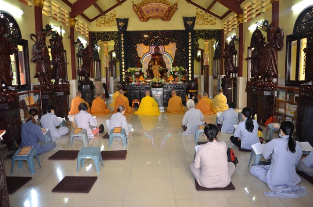 Đại chúng đồng tụng kinh cầu nguyện đến Giác linh cố Hòa thượng Đại chúng đồng tụng kinh cầu nguyện đến Giác linh cố Hòa thượng