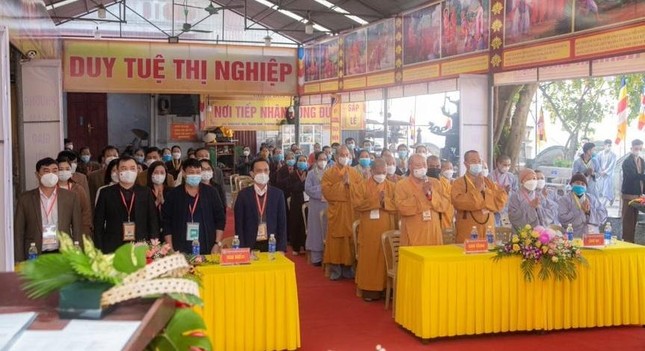 Chư Tăng, Ni, Phật tử niệm Phật cầu gia hộ trước khi tiến hành hội nghị Chư Tăng, Ni, Phật tử niệm Phật cầu gia hộ trước khi tiến hành hội nghị