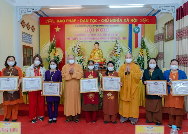 Tặng Bằng tuyên dương công đức đến tập thể, cá nhân xuất sắc Tặng Bằng tuyên dương công đức đến tập thể, cá nhân xuất sắc