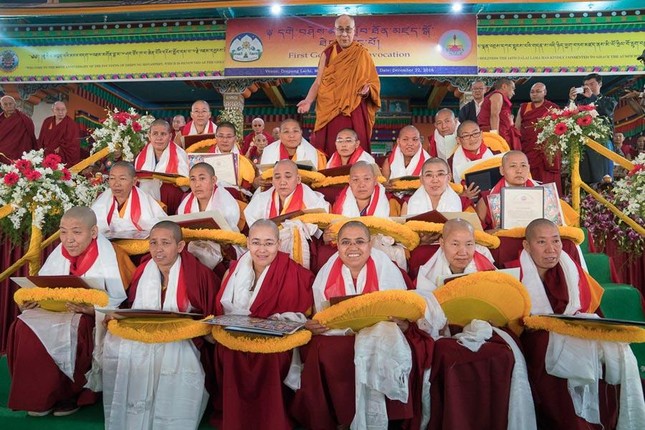 Đức Dalai Lama trao bằng Geshema cho chư Ni tại tu viện Drepung Lachi, Mundgod (Ấn Độ) Đức Dalai Lama trao bằng Geshema cho chư Ni tại tu viện Drepung Lachi, Mundgod (Ấn Độ)