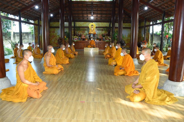 Chư Tăng tham dự khóa tu “Một ngày sống chung an lạc” lần thứ 2 - Ảnh: Diệu Anh