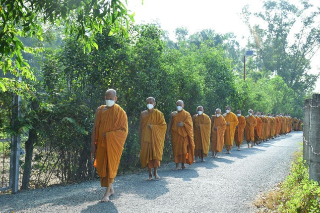 Thiền hành - Ảnh: Diệu Anh