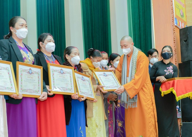 Thượng tọa Thích Tâm Đức trao Bằng tuyên dương công đức Thượng tọa Thích Tâm Đức trao Bằng tuyên dương công đức