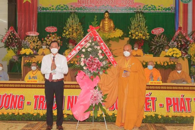 Lãnh đạo huyện Châu Thành tặng hoa chúc mừng đại hội Lãnh đạo huyện Châu Thành tặng hoa chúc mừng đại hội