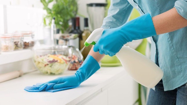 Các bề mặt tiếp xúc có nguy cơ cao cần được lau khử khuẩn thường xuyên Các bề mặt tiếp xúc có nguy cơ cao cần được lau khử khuẩn thường xuyên