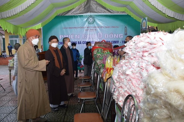 Chư tôn đức tham quan các gian hàng tại phiên chợ 0 đồng Chư tôn đức tham quan các gian hàng tại phiên chợ 0 đồng