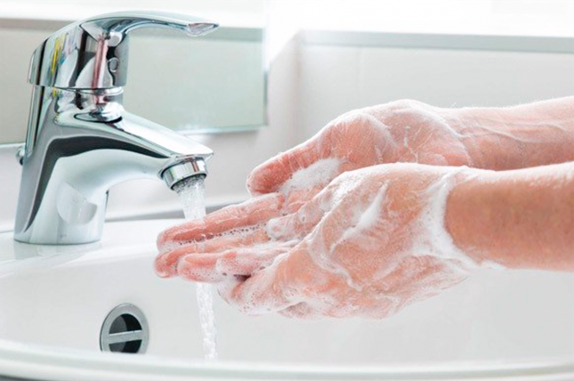 Rửa tay bằng xà phòng tốt hơn vì nó không có nguy cơ cháy nổ như cồn và không làm khô da Rửa tay bằng xà phòng tốt hơn vì nó không có nguy cơ cháy nổ như cồn và không làm khô da