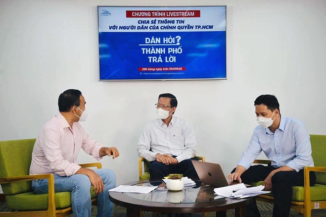 Chủ tịch UBND TP.HCM Phan Văn Mãi đối thoại trực tiếp với người dân trong chương trình &quot;Dân hỏi - Thành phố trả lời&quot; vào ngày 6-9-2021