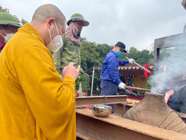 Thượng tọa Thích Thọ Lạc thực hiện nghi lễ chú nguyện trước khi rót đồng đúc chuông Thượng tọa Thích Thọ Lạc thực hiện nghi lễ chú nguyện trước khi rót đồng đúc chuông
