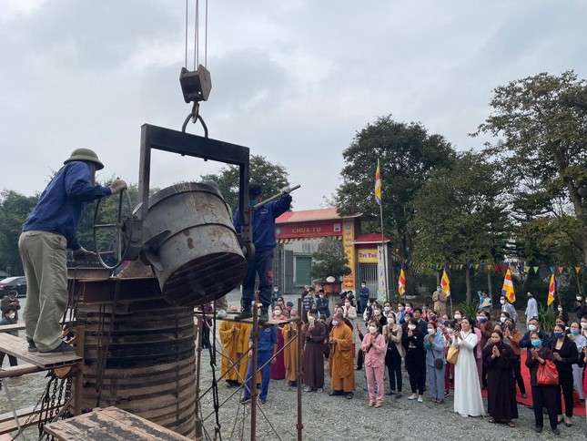 Chuông có trọng lượng 1,5 tấn do các nghệ nhân từ tỉnh Nam Định chế tác Chuông có trọng lượng 1,5 tấn do các nghệ nhân từ tỉnh Nam Định chế tác
